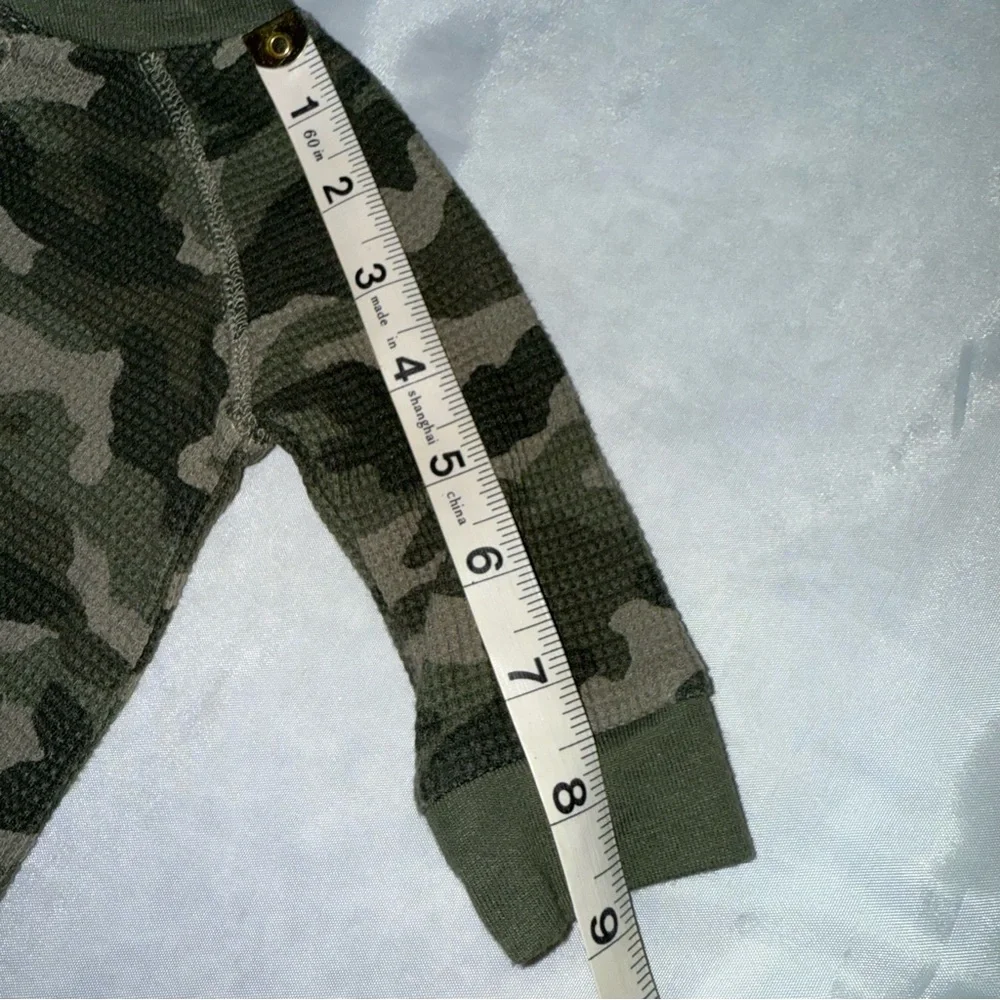 Old Navy Camouflage Thermal Long Sleeve Onesie One Piece Baby/Infant 0-3 mos‎